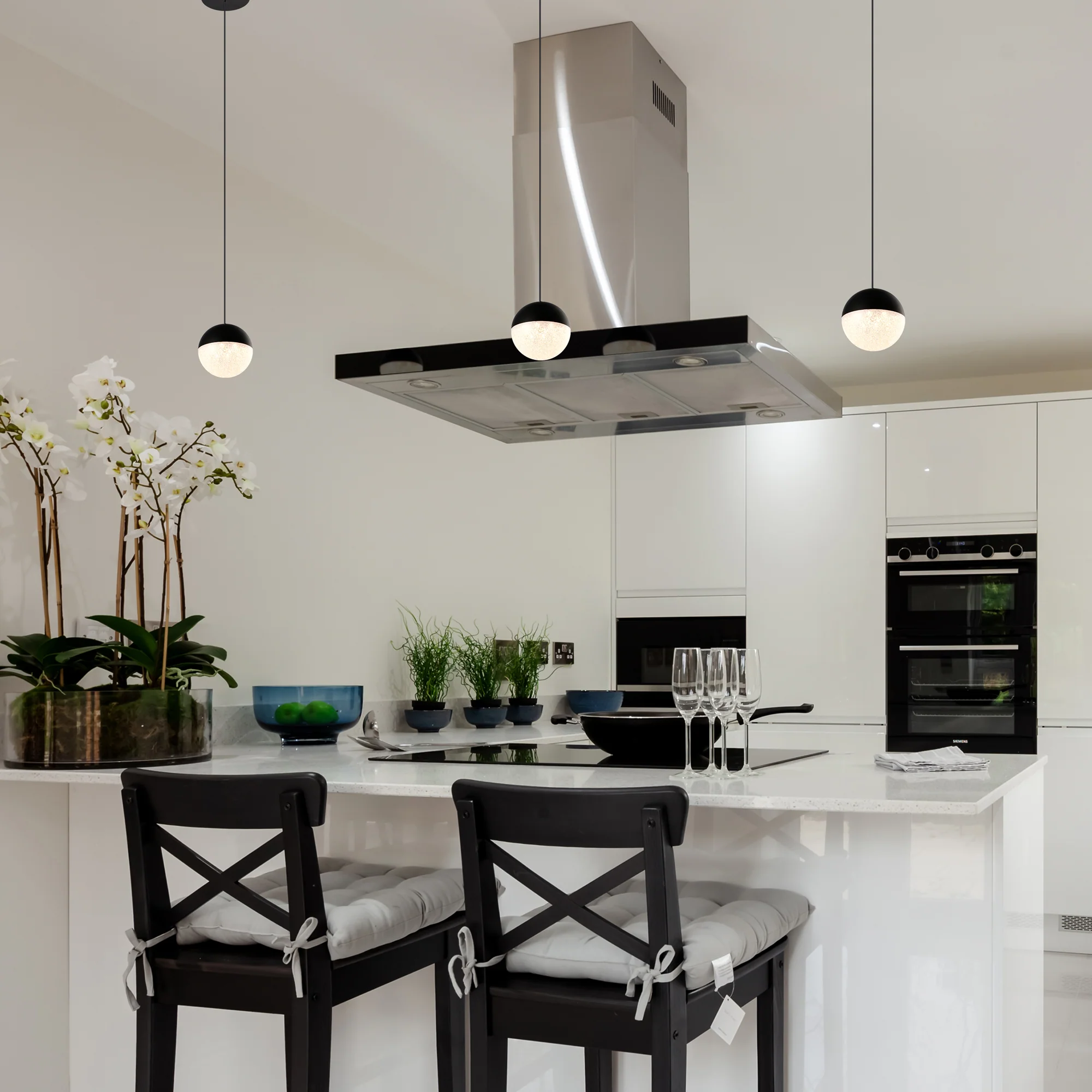VONN Artisan Ravello VAP2281BL 5" Integrated LED ETL Certified Height Adjustable Pendant w/ Globe Shade, Black - Image 2